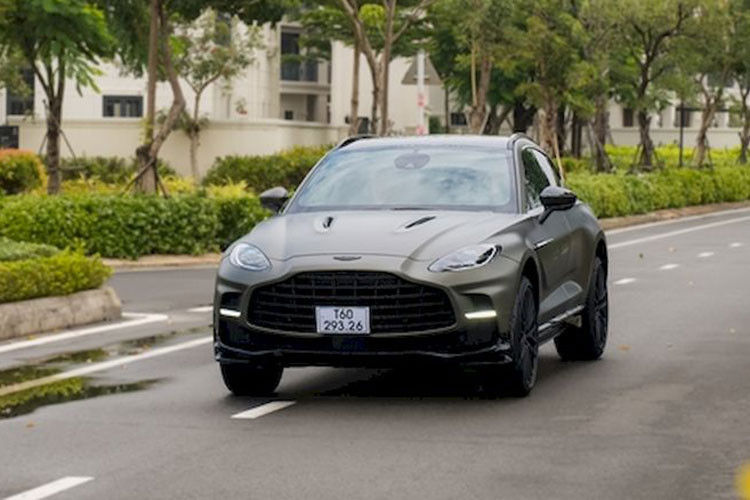 Sức mạnh 697 mã lực (hp) của Aston Martin DBX707 tương đương 707 ps (pferdestärke-tiếng Đức). Aston Martin sử dụng tên gọi 707 cho DBX bắt nguồn từ điều này. Hiện mức giá xe Aston Martin DBX707 tại Việt Nam được bán ra chính hãng là từ 21,8 tỷ đồng. Trong bài là chiếc xe chính hãng thứ 3 tại Việt Nam.