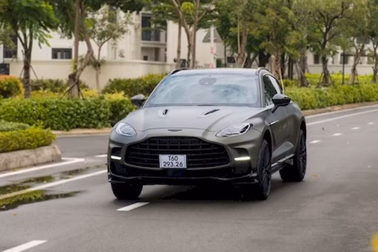 Sức mạnh 697 mã lực (hp) của Aston Martin DBX707 tương đương 707 ps (pferdestärke-tiếng Đức). Aston Martin sử dụng tên gọi 707 cho DBX bắt nguồn từ điều này. Hiện mức giá xe Aston Martin DBX707 tại Việt Nam được bán ra chính hãng là từ 21,8 tỷ đồng. Trong bài là chiếc xe chính hãng thứ 3 tại Việt Nam.