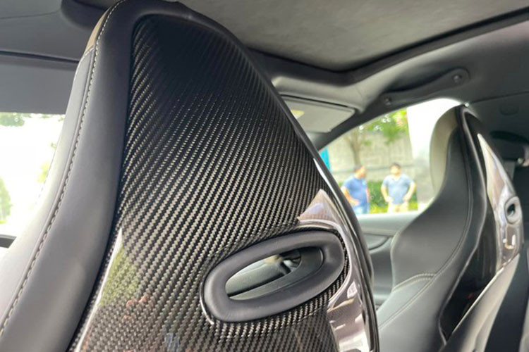 Phần sau lưng ghế Aston Martin DBX707 cũng được ốp carbon, trang bị không quá cần thiết nhưng khẳng định được đặc tính thể thao đặc biệt của chiếc SUV này. Cửa sổ trời toàn cảnh, cửa hít là trang bị tiêu chuẩn của xe. 