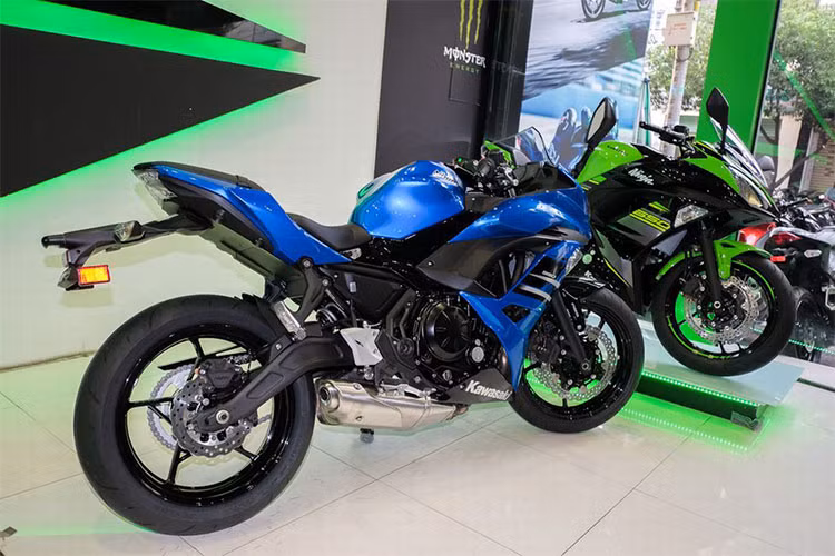 Ngoài màu sơn mới, Kawasaki Ninja 650 không nhận được nhiều thay đổi về kiểu dáng hay động cơ. Nhìn từ bên ngoài có thể dễ dàng nhận thấy xe được khoác một lớp áo màu mới cùng dàn tem đấu 2018 đầy bắt mắt.