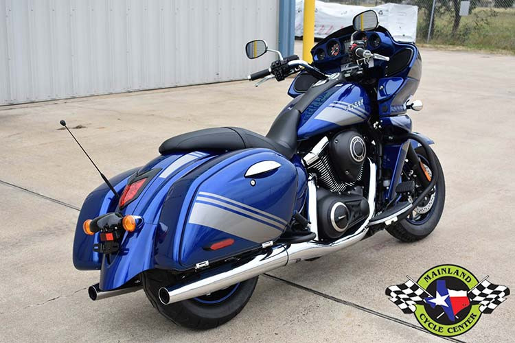 Tất nhiên, về trang bị trên xe thì Vulcan 1700 cũng sở hữu những gì hiện đại bậc nhất dành cho xe cruiser như phuộc trước ống lồng kích thước lớn 45mm, phuộc sau có khả năng chịu lực cực tốt và có khả năng điều chỉnh linh hoạt theo nhu cầu sử dụng của người lái.