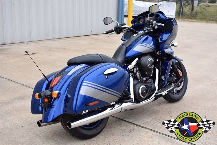 Tất nhiên, về trang bị trên xe thì Vulcan 1700 cũng sở hữu những gì hiện đại bậc nhất dành cho xe cruiser như phuộc trước ống lồng kích thước lớn 45mm, phuộc sau có khả năng chịu lực cực tốt và có khả năng điều chỉnh linh hoạt theo nhu cầu sử dụng của người lái.