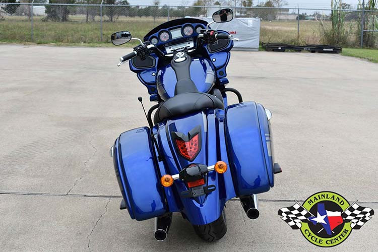 Theo đó, Kawasaki Vulcan 1700 Vaquero 2020 được thiết kế dáng vẻ cruiser mẫu mực với dàn đầu lớn, trọng lượng xe khủng cho sự êm ái khi di chuyển cùng dáng lái khá quen thuộc. Thêm vào đó, mẫu xe cũng được trang bị nguyên bản thêm cặp thùng hông gọn gàng có khả năng chứa đồ rất tốt.