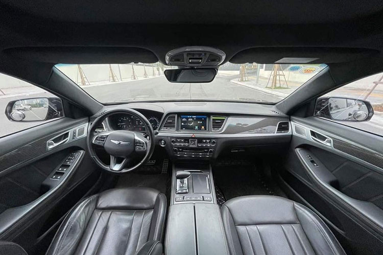 Bên trong nội thất, Genesis G80 Sport 2018 sở hữu nhiều chi tiết làm từ sợi carbon đặc trưng trên các mẫu xe thể thao. Thêm vào đó là ghế bọc da thể thao màu đen hoặc xám chỉ khâu đối lập, bộ pedal riêng, vô lăng dày dặn hơn và trần xe bọc bằng da lộn sợi siêu nhỏ màu đen.