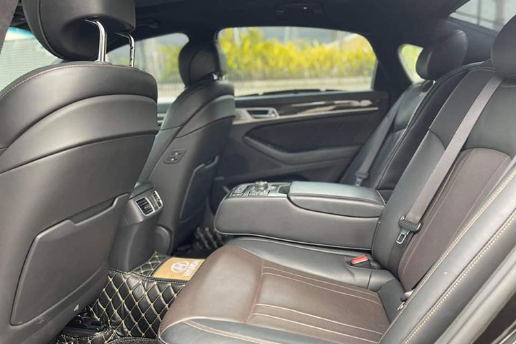 Xe được trang bị nhiều công nghệ an toàn tiêu chuẩn như hệ thống phanh tự động khẩn cấp, phát hiện điểm mù, hỗ trợ giữ làn đường, cảnh báo chệch làn đường, kiểm soát hành trình thông minh với công nghệ start/stop và camera lùi. Ngoài ra, xe còn được trang bị an toàn bị động với 9 túi khí, hệ thống hỗ trợ đỗ xe với 8 cảm biến nằm ở 2 cản trước/sau.