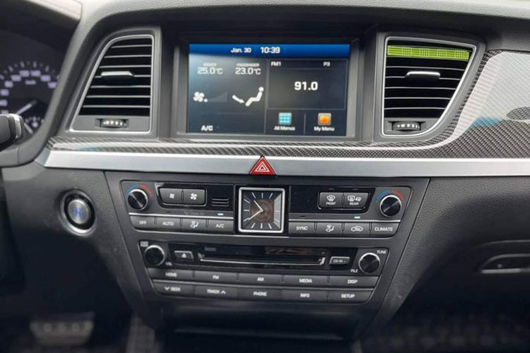 Ngoài ra còn là khá nhiều những tiện nghi sang trọng như ghế trước chỉnh điện 12 hướng, tích hợp tính năng sưởi, hệ thống điều hòa tự động hai vùng, hệ thống thông tin giải trí với màn hình 8 inch tương thích với cả 2 ứng dụng Apple CarPlay và Android Auto. Hệ thống âm thanh Lexicon với 17 loa, sạc điện thoại không dây, cổng USB.