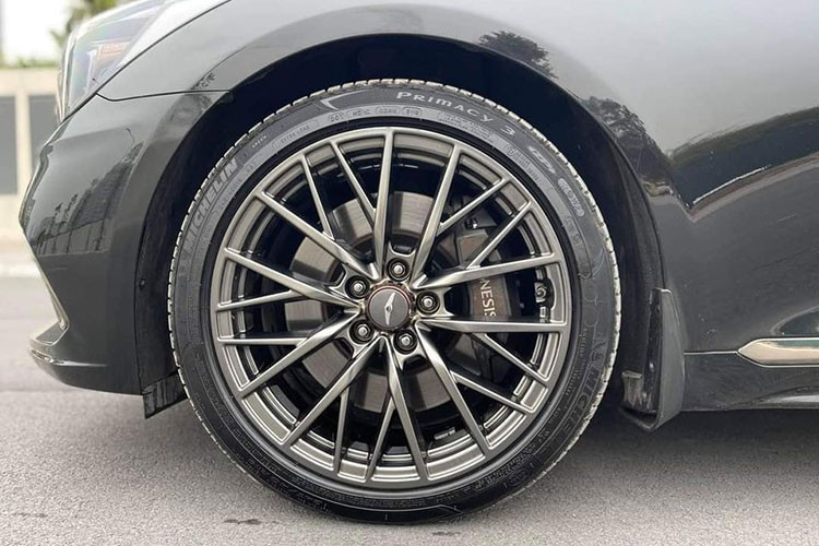 Những điểm khác biệt nữa so với bản tiêu chuẩn còn có ốp gương chiếu hậu màu đen, bộ mâm đa chấu làm từ hợp kim kích thước 19 inch, cản sau thể thao màu đen đi kèm hệ thống ống xả kép đặt đối xứng 2 bên. Ngoài ra, xe còn sở hữu đèn pha và đèn định vị và cụm đèn hậu đều sử dụng công nghệ LED với thiết kế bắt mắt.