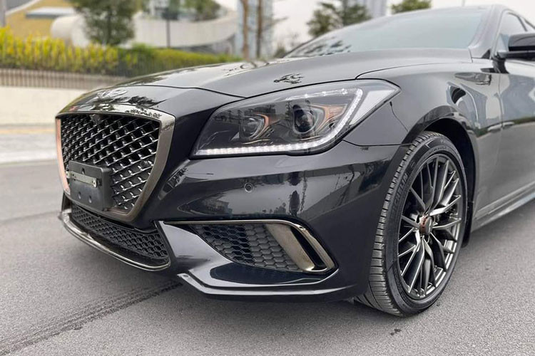 Về thiết kế, mẫu sedan hạng sang Genesis G80 Sport 2018 có những đặc điểm nhận dạng riêng như lưới tản nhiệt làm từ kim loại màu tối, 3 khe gió nhỏ phía dưới cũng có thiết kế tương tự tạo nên chất thể thao mạnh mẽ cho phần đầu.