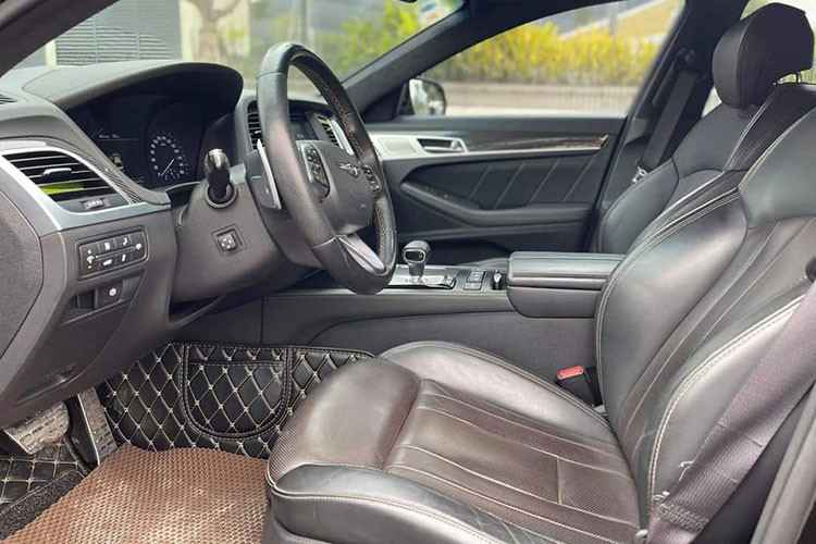 Genesis G80 Sport 2018 sử dụng khối động cơ xăng V6, tăng áp kép, dung tích 3,3 lít mới tạo ra công suất tối đa 365 mã lực tại vòng tua máy 6.000 vòng/phút và mô-men xoắn cực đại 510Nm tại dải vòng tua từ 1.300 - 4.500 vòng/phút. Sức mạnh được truyền tới bánh thông qua hộp số tự động 8 cấp thể thao hơn.