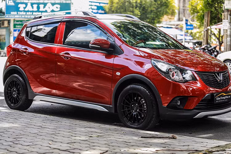 Việc thay thế sang bóng đèn Bi-Xenon không chỉ cải thiện được ánh sáng mà còn giúp chiếc xe trông hiện đại và thẩm mỹ hơn. Việc nâng cấp đèn pha được thực hiện bởi một đơn vị độ đèn có tiếng ở Sài Gòn.