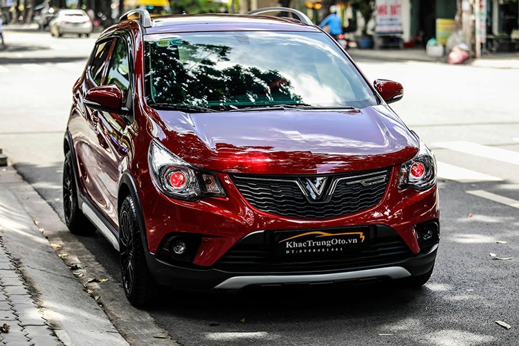 Đây có thể xem là 1 trong những chiếc xe Vinfast Fadil độ đầu tiên ở Việt Nam. Chủ xe đã quyết định thay đổi phong cách của chiếc xe để thể hiện cá tính của riêng mình với bộ mâm thể thao mới cùng bộ đèn pha bi-xenon giúp cải thiện ánh sáng halogen nguyên bản của chiếc xe này.