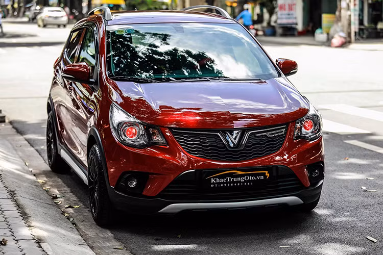 Đây có thể xem là 1 trong những chiếc xe Vinfast Fadil độ đầu tiên ở Việt Nam. Chủ xe đã quyết định thay đổi phong cách của chiếc xe để thể hiện cá tính của riêng mình với bộ mâm thể thao mới cùng bộ đèn pha bi-xenon giúp cải thiện ánh sáng halogen nguyên bản của chiếc xe này.