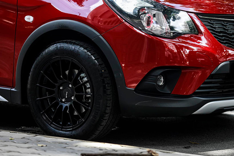 So với bộ mâm nguyên bản cùng kích thước, mâm mới được trang bị cho xe có thiết kế đa chấu, được sơn đen nên cho cảm giác năng động hơn so với mâm nguyên bản được sơn màu bạc và không có nhiều điểm nổi bật.