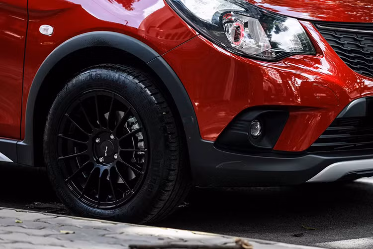 So với bộ mâm nguyên bản cùng kích thước, mâm mới được trang bị cho xe có thiết kế đa chấu, được sơn đen nên cho cảm giác năng động hơn so với mâm nguyên bản được sơn màu bạc và không có nhiều điểm nổi bật.