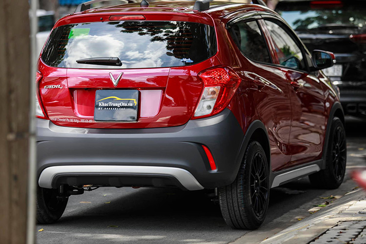 Về phần ánh sáng, chiếc Vinfast Fadil nguyên bản cũng chỉ được trang bị đèn pha Halogen thông thường nên chắc chắn không thể đạt hiệu quả về ánh sáng nếu chủ xe chạy ở được quốc lộ ngoài thành phố.