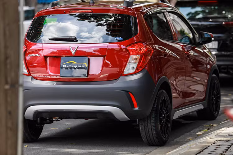 Về phần ánh sáng, chiếc Vinfast Fadil nguyên bản cũng chỉ được trang bị đèn pha Halogen thông thường nên chắc chắn không thể đạt hiệu quả về ánh sáng nếu chủ xe chạy ở được quốc lộ ngoài thành phố.