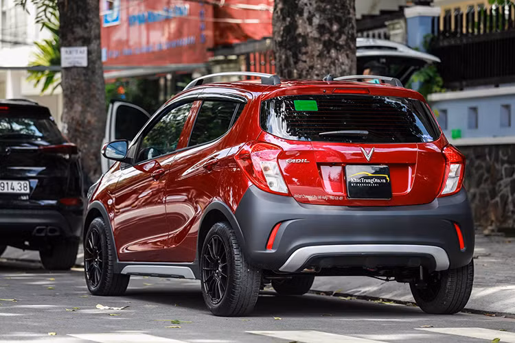 Mức giá độ Vinfast Fadil mới với bộ mâm xe thể thao sơn đen và bộ đèn pha Bi-xenon hiện không được tiết lộ chi tiết nhưng theo dự đoán nó sẽ không tốn quá nhiều tiền của chủ nhân, nhưng lại cá tính và mạnh mẽ hơn.