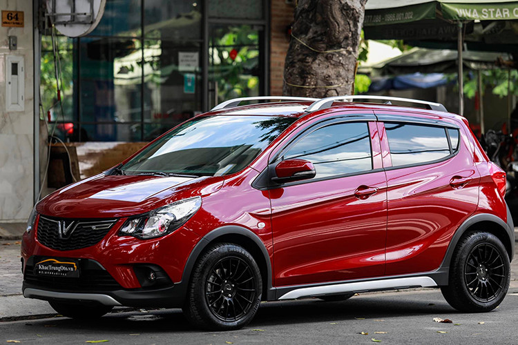 Bộ mâm mới trang bị trên mẫu xe giá rẻ Vinfast Fadil có kích thước 15 inch giống nguyên bản, sử dụng lại bộ lốp có thông số “zin” nên không ảnh hưởng gì tới khả năng đăng kiểm cũng như pháp lý khi lưu thông.