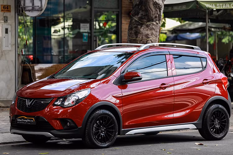 Bộ mâm mới trang bị trên mẫu xe giá rẻ Vinfast Fadil có kích thước 15 inch giống nguyên bản, sử dụng lại bộ lốp có thông số “zin” nên không ảnh hưởng gì tới khả năng đăng kiểm cũng như pháp lý khi lưu thông.