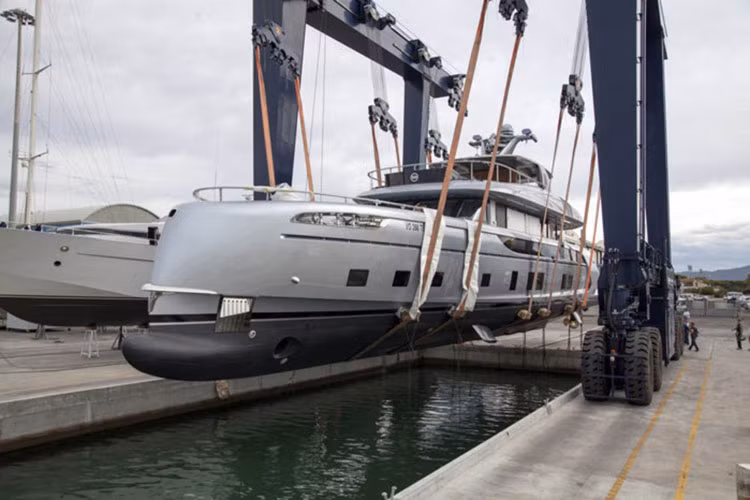 Studio F.A. Porsche cùng tham gia phát triển thiết kế ngoại thất và nội thất của GTT 115. Nhiều đường nét của du thuyền được lấy cảm hứng từ Porsche 911 và cả chiếc Mission E Concept. Du thuyền với ngoại thất sơn màu trắng Carrera White, bạc Rhodium Silver, màu phấn Chalk hoặc xanh dương Monte-Carlo Blue. Các màu sắc ngoại thất từ Porsche.