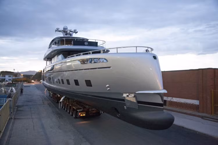 Ngoài ra, khách hàng còn có tùy chọn hệ động lực hybrid. Khi đó, hệ động lực có thêm 2 động cơ điện 20kW cực kỳ nhỏ gọn được lắp thêm. Các máy phát điện trên du thuyền sẽ cấp điện cho 2 động cơ điện này hoạt động, với động cơ chính diesel ngưng hoạt động, cho phép du thuyền hoạt động ở tốc độ 6 hải lý/giờ.