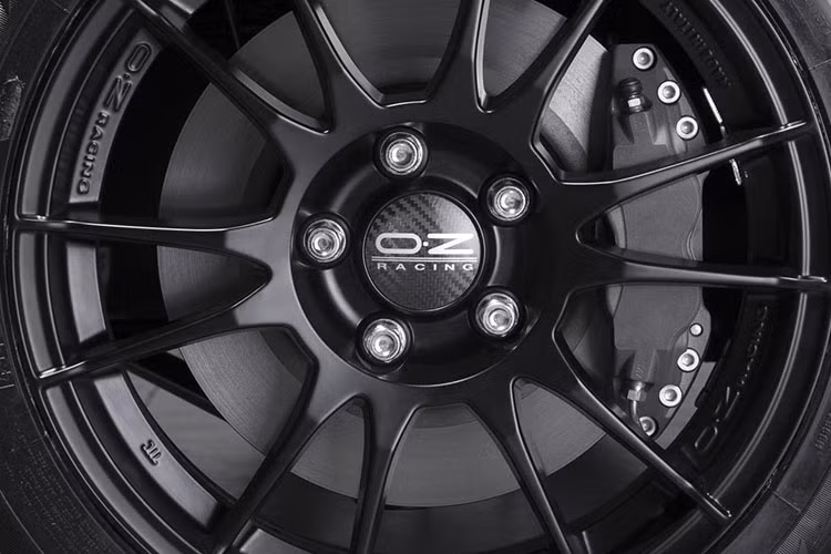 Với vóc dáng nhỏ gọn, được làm với nhiều chất liêu "siêu nhẹ" như; carbon, thép nhẹ, nhựa... Zenos chỉ mất 4,5 giây để tăng tốc từ 0 – 100km/h và đạt vận tốc tối đa 217 km/h.