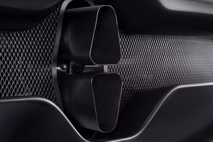 Siêu xe Zenos E10 R được hãng xe Anh trang bị cho một động cơ 4 xy lanh EcoBoost dung tích 2,3L mượn từ mẫu Ford Focus RS vừa ra mắt, nhưng được trang bị bộ phận ECU được thửa cho riêng mình.