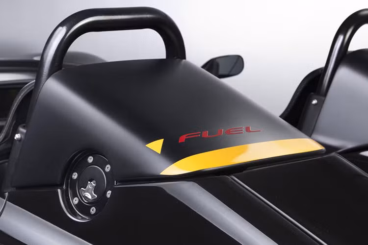 Xe sở hữu hai chỗ ngồi, mui trần với trang bị động cơ 4 xi-lanh dung tích 2.0 lít đặt ở giữa xe, động cơ do Ford cung cấp này đi cùng với hộp số 5 cấp và có thể sản sinh công suất cực đại 200 mã lực, mômen xoắn cực đại 208 Nm.