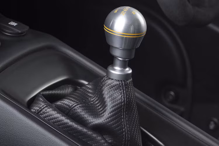 Đi kèm với động cơ là hộp số sàn 6 cấp truyền công suất đến trục sau của xe. Zenos E10 cho công suất 345 mã lực tại vòng tua 6.000 RPM và mô men xoắn cực đại 475 Nm tại số vòng tua 4.000 RPM.