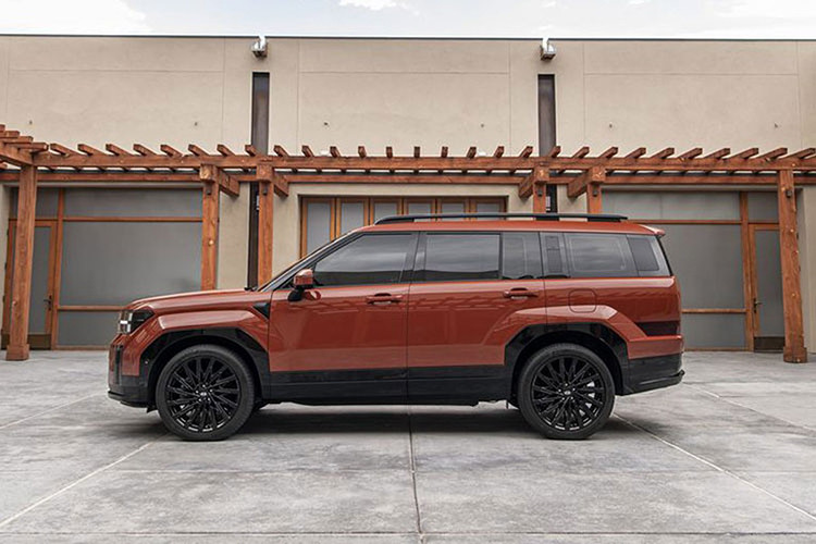 Hyundai SantaFe 2024 có 2 tùy chọn động cơ. Thứ nhất là động cơ xăng Theta III với 4 xi-lanh, tăng áp, dung tích 2.5L, sản sinh công suất tối đa 281 mã lực và mô-men xoắn cực đại 422 Nm. Động cơ đi kèm hộp số tự động 8 cấp và hệ dẫn động 4 bánh toàn thời gian HTRAC. Nhờ đó, xe có thể tăng tốc từ 0-100 km/h trong 8 giây và đạt vận tốc tối đa 210 km/h.