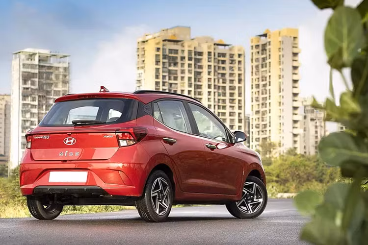 Hyundai Grand i10 facelift 2024 sở hữu ngoại thất có phần thể thao và hiện đại hơn. Đầu xe gây ấn tượng với lưới tản nhiệt màu đen bóng và cản trước được mở rộng, tạo hình sắc cạnh hơn. Dải LED định vị ban ngày dạng boomerang nằm ở hốc hút gió giả, la-zăng hợp kim 15 inch mang vẻ cứng cáp. Phía đuôi xe có cụm đèn hậu LED được nối liền với nhau bằng một dải phản quang thanh mảnh ôm trọn chiều ngang đuôi xe.