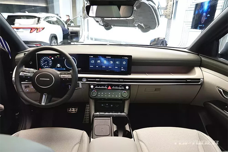 Cần số truyền thống bị loại bỏ, thay thế bằng lẫy chuyển số đặt phía sau vô lăng. Cụm điều khiển trung tâm nằm ngay phía dưới cửa gió điều hòa. Xe có nhiều công nghệ khá thú vị như: Chế độ địa hình tự động (có chức năng xác định mặt đường trong thời gian thực và tự động chọn chế độ lái tối ưu) hay Hệ thống kiểm soát ổn định khi gió mạnh (Cross Wind Stability Control)...
