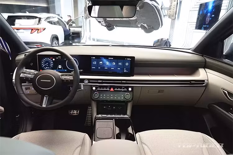 Cần số truyền thống bị loại bỏ, thay thế bằng lẫy chuyển số đặt phía sau vô lăng. Cụm điều khiển trung tâm nằm ngay phía dưới cửa gió điều hòa. Xe có nhiều công nghệ khá thú vị như: Chế độ địa hình tự động (có chức năng xác định mặt đường trong thời gian thực và tự động chọn chế độ lái tối ưu) hay Hệ thống kiểm soát ổn định khi gió mạnh (Cross Wind Stability Control)...