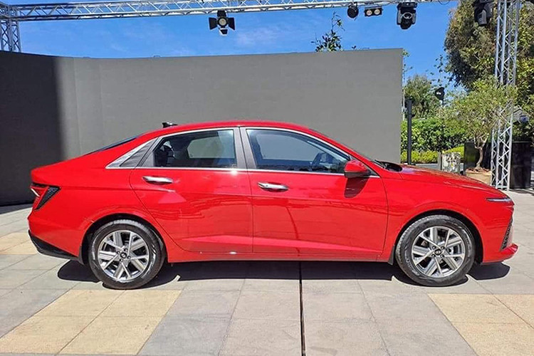 Về truyền động, Hyundai Accent 2024 được cung cấp 2 loại động cơ. Loại tiêu chuẩn là máy xăng 1.5L hút khí tự nhiên, công suất 115 mã lực, mô-men xoắn 144 Nm, kết hợp số sàn 6 cấp hoặc số IVT. Bản tăng áp 1.5L có công suất 160 mã lực, mô-men xoắn 253 Nm, kết hợp số ly hợp kép 7 cấp. Xe cũng sở hữu hàng loạt trang bị hỗ trợ lái xe an toàn mới nhất của Hyundai...