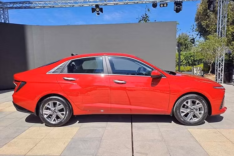 Về truyền động, Hyundai Accent 2024 được cung cấp 2 loại động cơ. Loại tiêu chuẩn là máy xăng 1.5L hút khí tự nhiên, công suất 115 mã lực, mô-men xoắn 144 Nm, kết hợp số sàn 6 cấp hoặc số IVT. Bản tăng áp 1.5L có công suất 160 mã lực, mô-men xoắn 253 Nm, kết hợp số ly hợp kép 7 cấp. Xe cũng sở hữu hàng loạt trang bị hỗ trợ lái xe an toàn mới nhất của Hyundai...