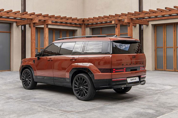 Tản nhiệt bên dưới cũng tạo thành hình chữ H gợi nhớ tới logo hãng. Ở thế hệ mới, logo của SantaFe không còn nằm trong lưới tản nhiệt như cũ mà đưa lên nắp ca-pô. Ngoài ra, xe có thanh đèn chạy ngang song song với viền ca pô. Giao diện hình chữ H tiếp tục xuất hiện phía đuôi xe khi được tạo thành bởi hệ thống đèn hậu. Xe có hốc bánh mở rộng, thiết kế vuông vức, mang đến cái nhìn mạnh mẽ, thể thao hơn.