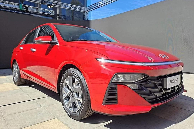 Hyundai Accent 2024 Hyundai Accent 2024 ra mắt toàn cầu vào hồi tháng 3/2023 tại thị trường Ấn Độ và dự kiến về Việt Nam vào ngày 30/5. Xe sở hữu kích thước dài x rộng x cao tương ứng 4.535 x 1.765 x 1.475 (mm) và chiều dài cơ sở 2.670 mm (lớn nhất trong phân khúc). Khoang chứa hành lý có dung tích 528 lít, tăng gần 50 lít so với Accent đang phân phối tại thị trường Việt Nam. So với bản tiền nhiệm, Accent mới dài hơn và rộng hơn.