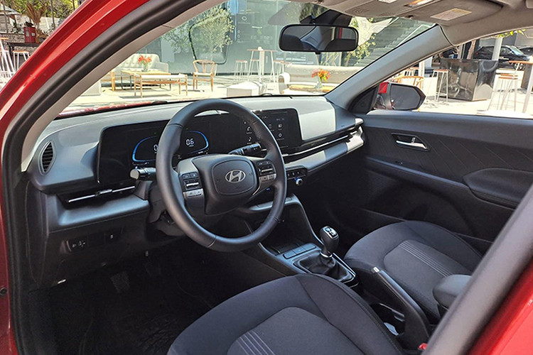 Bên trong cabin, Hyundai Accent 2024 mang đến cảm giác cao cấp với màn hình giải trí 10,25 inch và cụm đồng hồ tốc độ kỹ thuật số 10,25 inch được đặt liền nhau. Tiếp đến là vô lăng 2 chấu lần đầu xuất hiện trong phân khúc. Phanh tay điện tử cũng được trang bị trên phiên bản cao cấp thay vì phanh tay cơ.