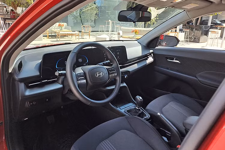 Bên trong cabin, Hyundai Accent 2024 mang đến cảm giác cao cấp với màn hình giải trí 10,25 inch và cụm đồng hồ tốc độ kỹ thuật số 10,25 inch được đặt liền nhau. Tiếp đến là vô lăng 2 chấu lần đầu xuất hiện trong phân khúc. Phanh tay điện tử cũng được trang bị trên phiên bản cao cấp thay vì phanh tay cơ.