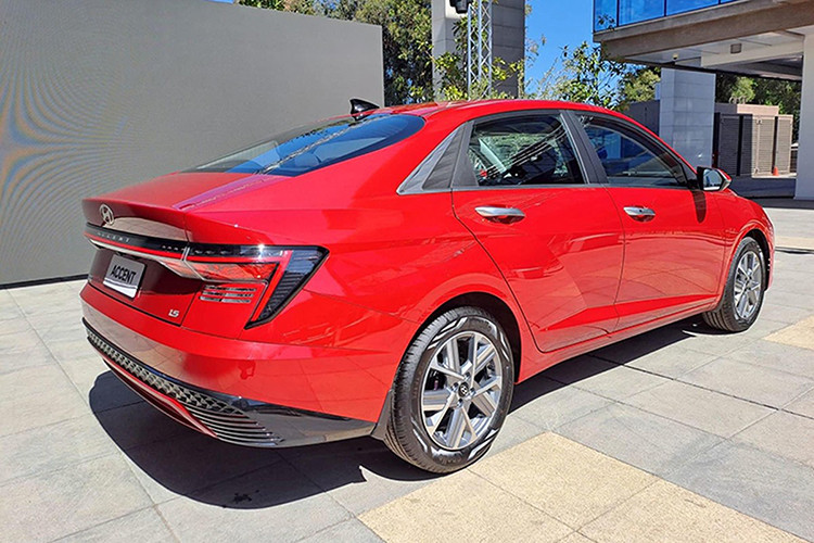 Thiết kế Hyundai Accent 2024 “lột xác” hoàn toàn, ngoại thất tuân theo triết lý thiết kế Sensuous Sportiness, lấy cảm hứng từ các mẫu sedan toàn cầu của Hyundai như Elantra, Sonata. Đầu xe nổi bật với lưới tản nhiệt cỡ lớn, cụm đèn pha tách rời và dải đèn LED chạy ban ngày trải dài toàn chiều rộng đầu xe. Mui xe kết hợp với những đường gân dập nổi sắc nét trên nắp ca-pô mang đến vẻ ngoài thể thao.