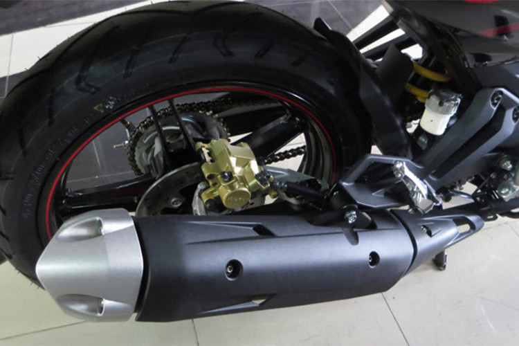 Ngoài mầu sơn xe và tem khác biệt, hệ thống ống xả của xe cũng không thay đôi o với phiên bản đang bán ra tại thị trường Việt Nam. Vành xe được trang trí thêm dải tem màu phản quang khá bắt mắt.