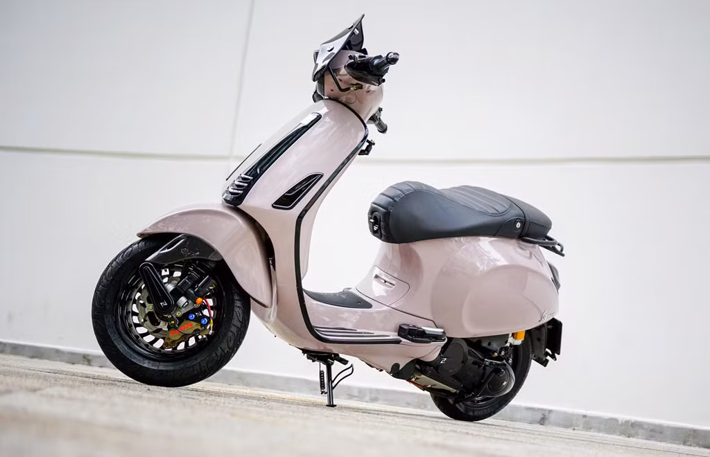 Để tạo nên điểm nhấn ở phần mặt nạ, xưởng độ đã sơn lại thành vệt đen vị trí hút gió, hai bên yếm, kéo dài tới thảm đặt chân. Yên xe cũng được bọc lại trông thể thao hơn, đồng thời cho vị trí ngồi thoải mái hơn so với xe nguyên bản.