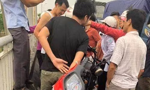 Nu sinh nhay song Duong tu tu, hai nam thanh nien lao theo cuu