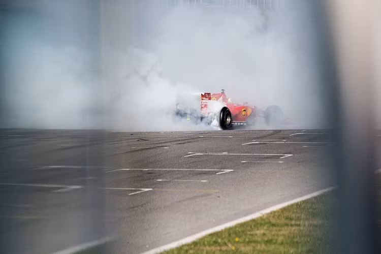 Các tay đua góp mặt tại sự kiện đã biểu diễn các màn pit stop, burnout hay ‘đạp ga sát ván’ tăng tốc cực khủng... phục vụ người hâm mộ.