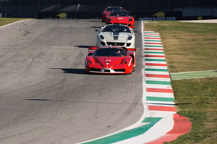  Trước khi diễn ra cuộc đua thú vị này, hai mẫu xe vừa ra mắt là Ferrari 488 GT3 và 488 GTE đã chạy vài vòng quanh trường đua để phô diễn khả năng của mình với hai tay lái Gimmi Bruni và Andrea Bertonlini. 