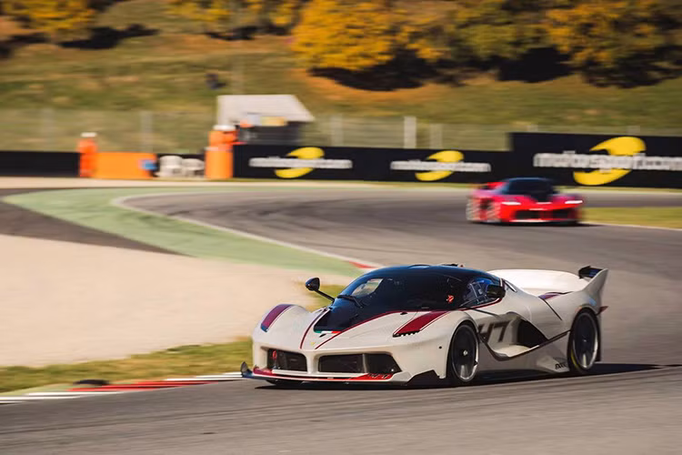 Sự hiện diện của tất cả các mẫu siêu xe Ferrari đình đám tập trung về đường đua Mugello Circuit không khỏi khiến người xem rạo rực và phấn khích.