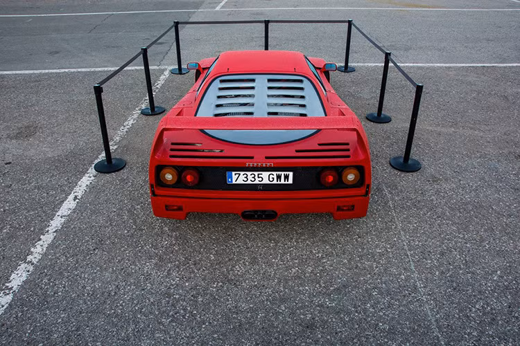 Đây là dịp tụ tập của những gương mặt sáng giá nhất của nhà sản xuất xe đến từ Ý. Trong ảnh là mẫu Ferrari F40 Monterey độc đáo được trưng bày ngay tại trường đua Mugello Circuit.