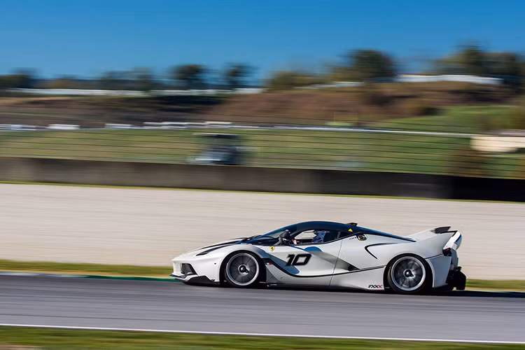 Những màn biểu diễn xe mới, siêu xe độ hay những phiên bản đặc biệt của Ferrari đã đem lại sự phấn khích tột độ cho fan hâm mộ.