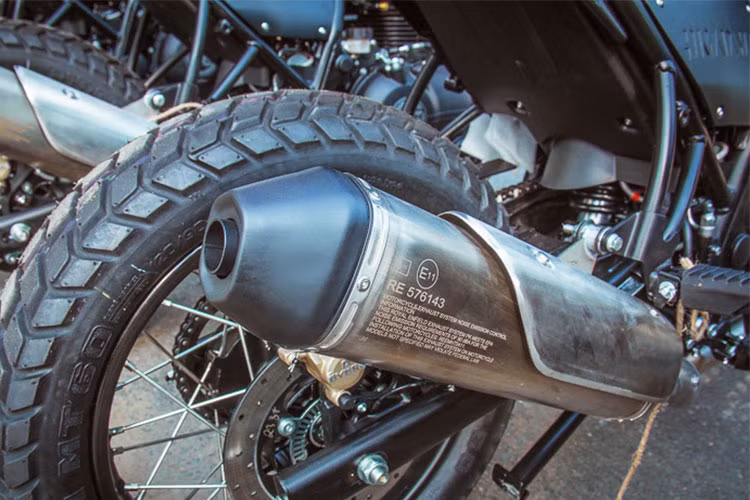 Royal Enfield Himalayan 2018 được thiết kế phù hợp đa dạng địa hình với phần đuôi và ống xả nâng cao, được thương hiệu xe máy Anh quốc tại Ấn Độ phát triển hướng tới những khách hàng yêu thích những chuyến trải nghiệm và thích khám phá những miền đất mới.