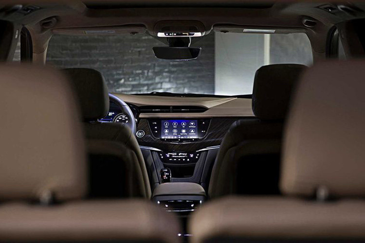 Một số tính năng bổ sung quan trọng khác cho nội thất gồm có ghế xô thể thao phía trước, hệ thống âm thanh Bose Performance Series 14 loa, hệ thống thông tin giải trí cho hàng ghế sau, màn hình hiển thị trên kính chắn gió và các vỏ bảo vệ bàn đạp.